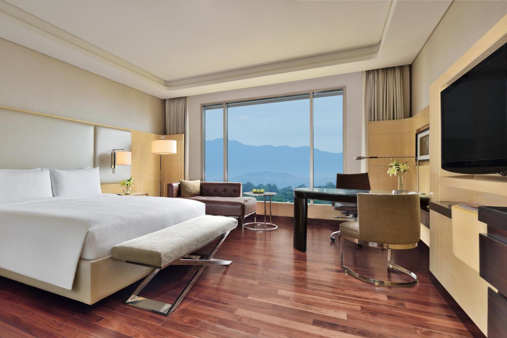 Studio King complimentary & Club access unlimited IMFL Beverages 5PM to 7PM INR 2000 Credit on select hotel services,1534025731:JPEG